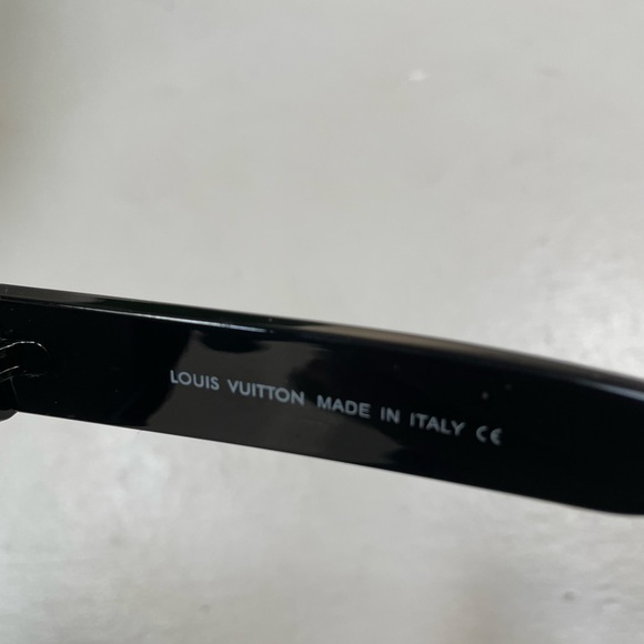 Black square Lv glasses like new comes with no box - Picture 2 of 2